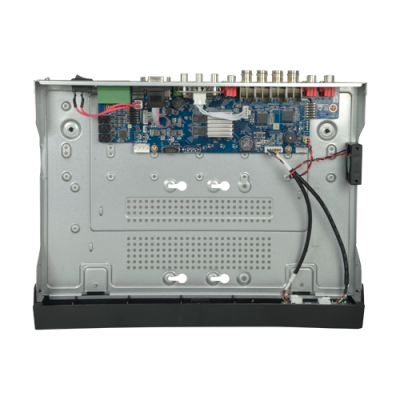 Dispositivo eletrónico aberto com placa de circuito azul e conexões douradas