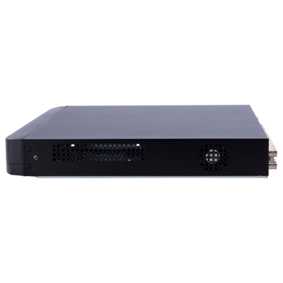 Aparelho eletrónico preto retangular com ventilação lateral em fundo branco