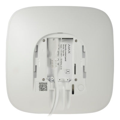 dispositivo eletrônico branco quadrado com cabo ligado e etiqueta no verso