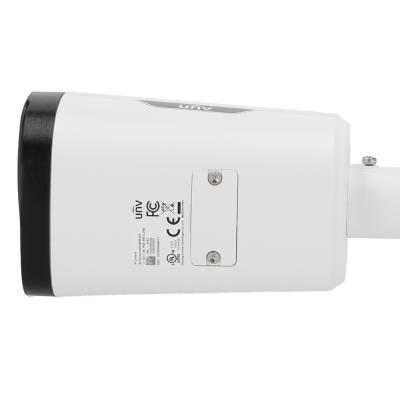 Câmara de vigilância branca e preta com texto e certificações visíveis