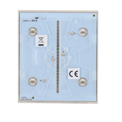 Painel eletrónico quadrado branco e azul clara com parafusos metálicos e etiquetas CE
