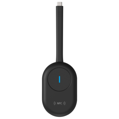 Dispositivo eletrónico preto com botão circular azul e cabo USB tipo C