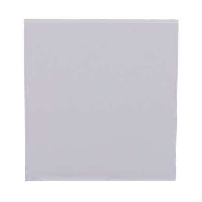 Embalagem quadrada branca sobre fundo cinzento claro