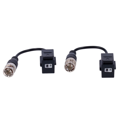 Dois adaptadores de cabo com conectores BNC e conectores de fibra ótica em fundo branco