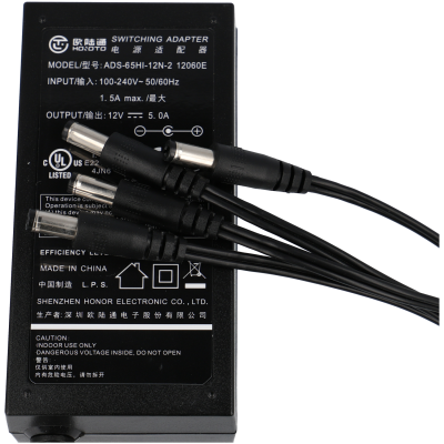 Adaptador de alimentação preto com cabos e etiquetas técnicas