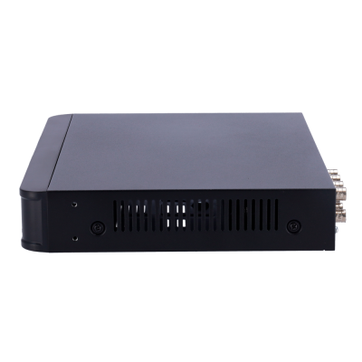 Aparelho eletrônico preto retangular com ventilação lateral e conectores prateados na traseira