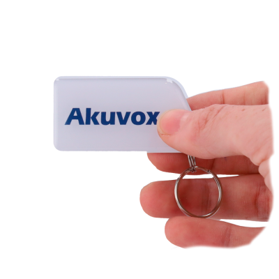 Chaveiro branco com texto azul Akuvox na mão