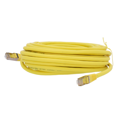 Cabo de rede amarelo com conectores RJ45.