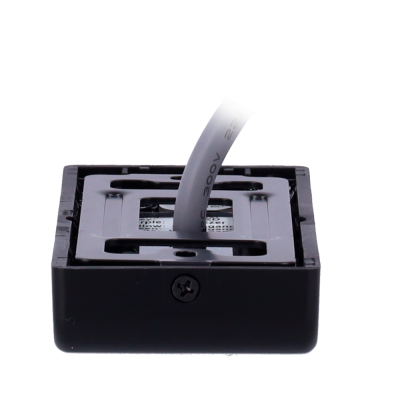 Tomada elétrica preta com cabo cinza e texto no cabo e etiquetas internas.