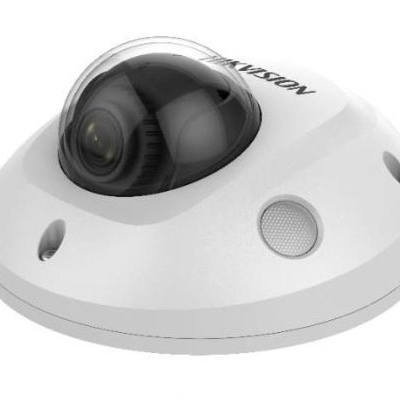 Câmara de vigilância domo branca com lente negra e texto HIKVISION
