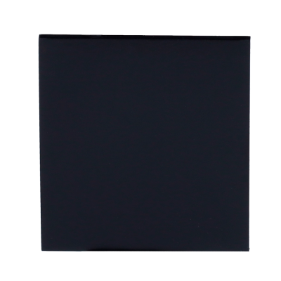 Embalagem quadrada preta com textura lisa