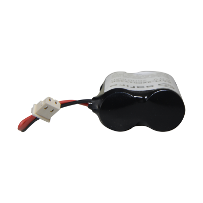 Bateria recarregável preta com conector branco e etiqueta.