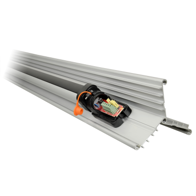 Perfil de alumínio prateado com componente electrónico embutido numa extremidade