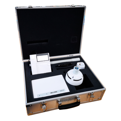 Mala de transporte metálica aberta com equipamento tecnológico branco organizado em espuma preta.