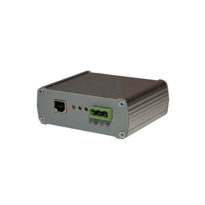 Dispositivo eletrónico metálico com porta USB e conector verde em fundo branco