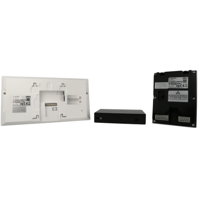 Três equipamentos eletrónicos sobre fundo neutro, painel branco, dispositivo preto retangular e painel preto com etiquetas.