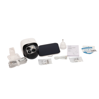 Kit câmara de segurança Eufy com acessórios numa superfície branca