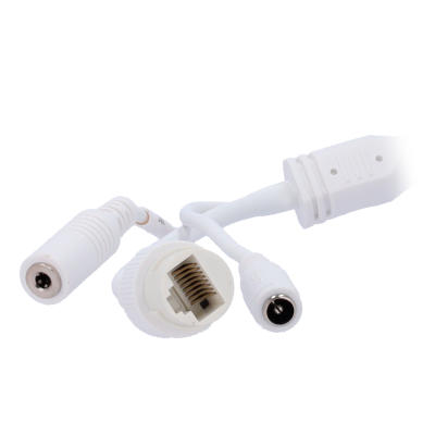 Cabos brancos com conectores RJ45 e energia DC em fundo branco