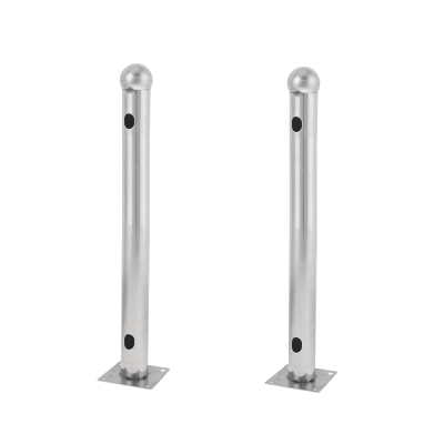 Dois postes cilíndricos em aço inox com base quadrada para fixação