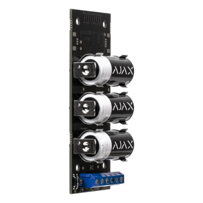 Placa eletrónica com componentes cilíndricos rotulados AJAX.