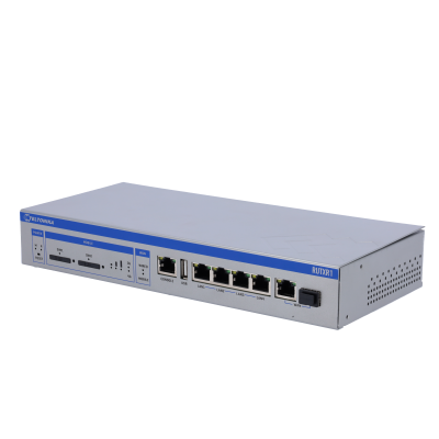 Equipamento de rede metálico cinza com várias portas ethernet e fibra ótica