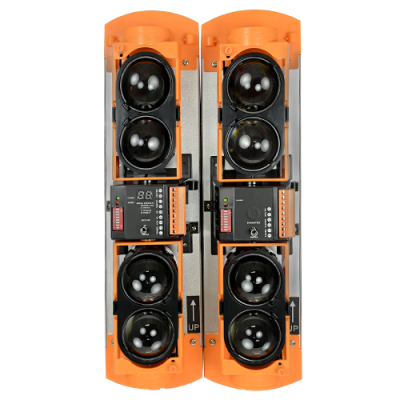 Sensores de segurança industriais laranja com lentes e painéis de controle