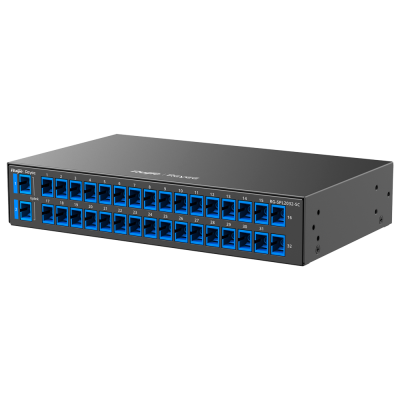 Switch de rede preto com 48 portas Ethernet azuis, texto branco