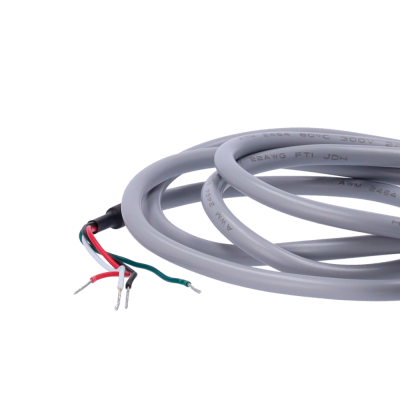 Cabo elétrico cinzento com fios expostos e texto impresso no cabo