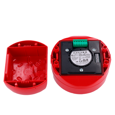 Dispositivo vermelho de parede com componente preto e conector verde em fundo branco.