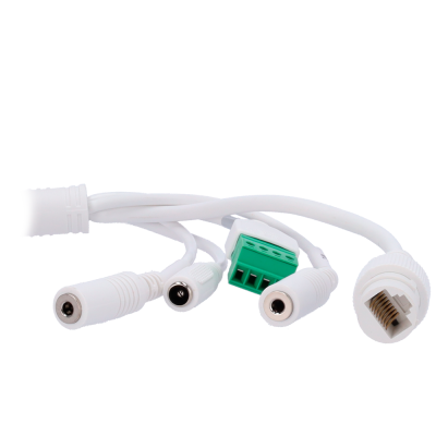 Cabo branco com múltiplos conectores conectores incluindo RJ45 e conectores DC.