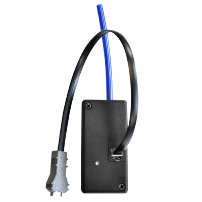 dispositivo eletrônico com fios e conector em fundo branco