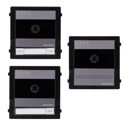 Três painéis de intercomunicadores Hikvision preto e cinza com câmera e etiquetas brancas