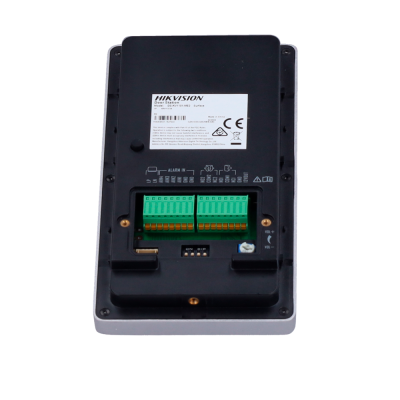 Dispositivo eletrônico preto Hikvision com conexões verdes em fundo branco