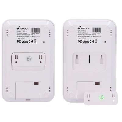 Parte traseira de dois teclados sem fios brancos da marca NIVIAN com etiquetas e compartimentos de bateria.