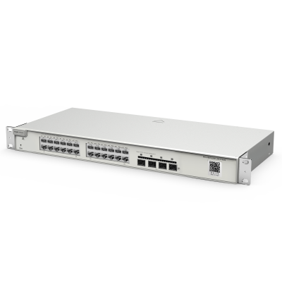 Equipamento de rede metálico cinzento com portas de fibra e Ethernet em fundo branco