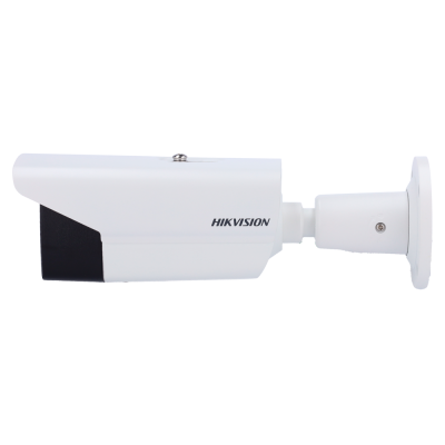 Câmara de segurança Hikvision branca com suporte e cabos.