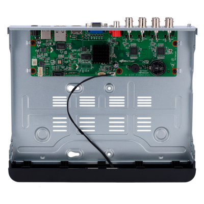 Dispositivo eletrónico aberto com placa de circuito verde e conectores metálicos