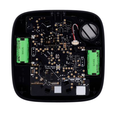 Dispositivo eletrónico interno com placa de circuito e baterias verdes
