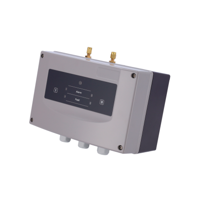 Dispositivo eletrónico cinzento com painel preto e conectores dourados