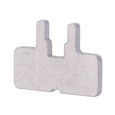 Pastilha de travão metálica cinzenta com formato distintivo