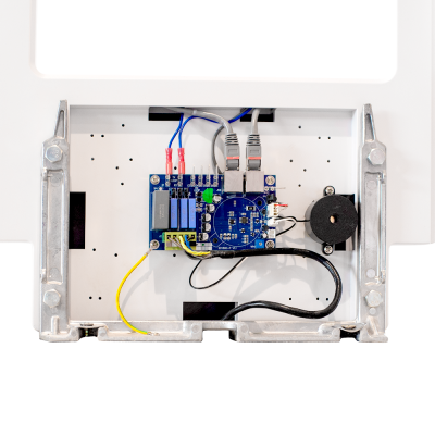 Placa eletrónica azul com cabos e estrutura metálica prateada em caixa branca