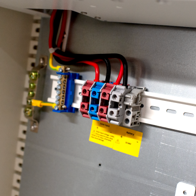Painel elétrico com terminais coloridos e fios conectados