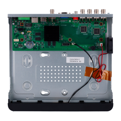 Placa eletrónica verde numa estrutura metálica com vários componentes e fios vermelho e preto