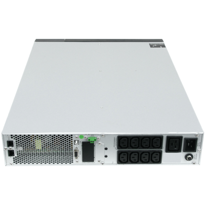 Equipamento eletrónico metálico cinzento com várias entradas de energia e portas numa vista frontal