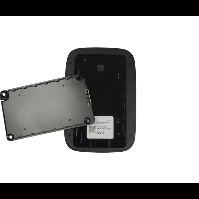 Caixa eletrónica preta retangular com tampa removida e etiqueta interior