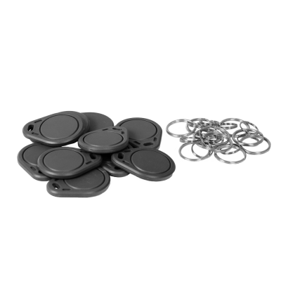 Etiquetas ovais negras em plástico com argolas metálicas