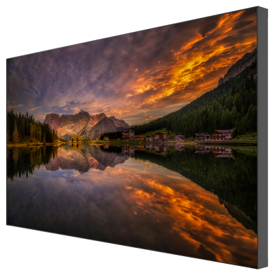 Painel decorativo com paisagem de lago, montanhas e pôr do sol.