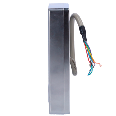 Dispositivo eletrônico metálico prateado com cabo de fios coloridos expostos