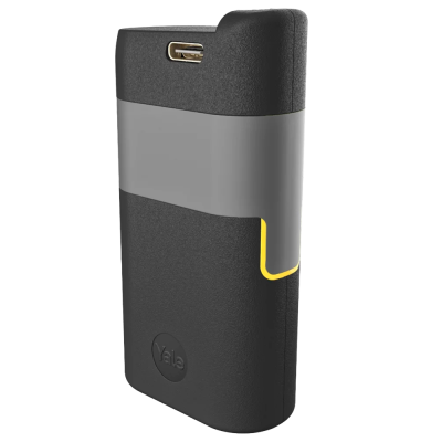 Power bank preto e cinzento com detalhe amarelo e porta USB.