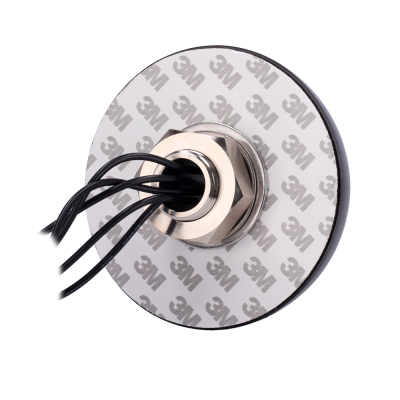 Produto tecnológico com base 3M, peça metálica e fios pretos